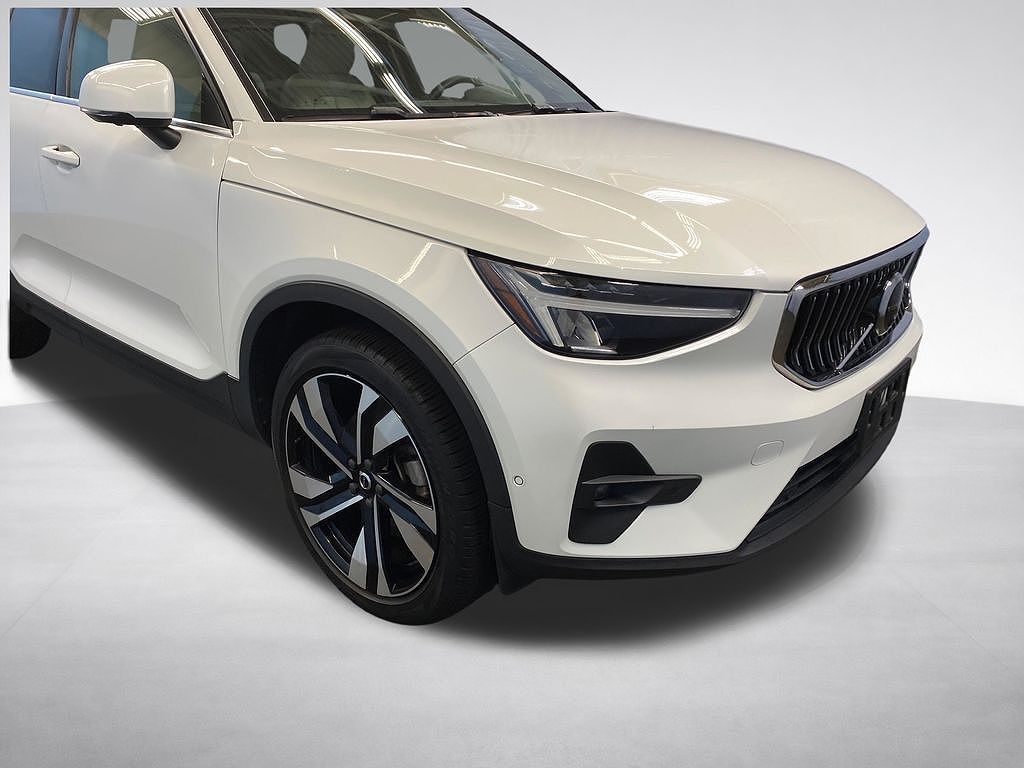 2024 Volvo XC40 B5 Plus Bright