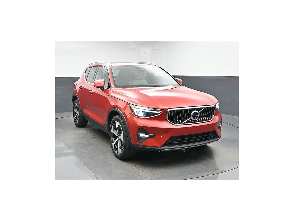 2025 Volvo XC40 B5 Plus Bright