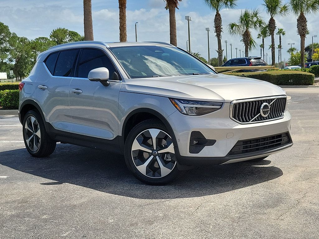 2024 Volvo XC40 B5 Plus Bright Theme