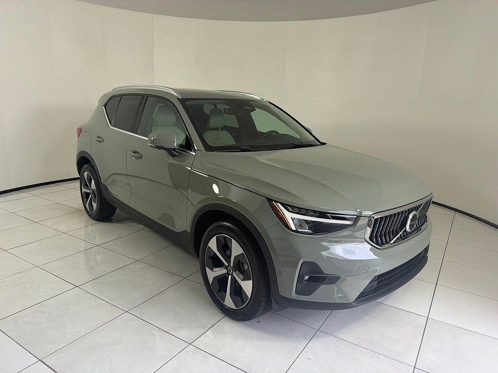 2024 Volvo XC40 B5 Plus Bright Theme