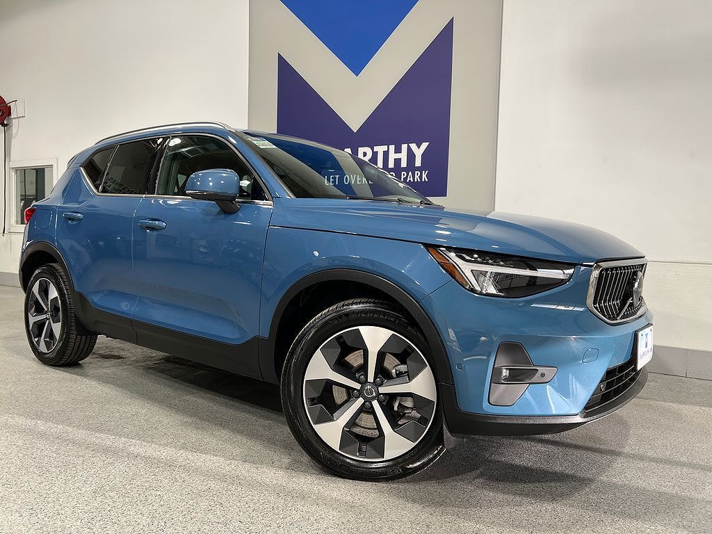 2025 Volvo XC40 B5 Plus Bright