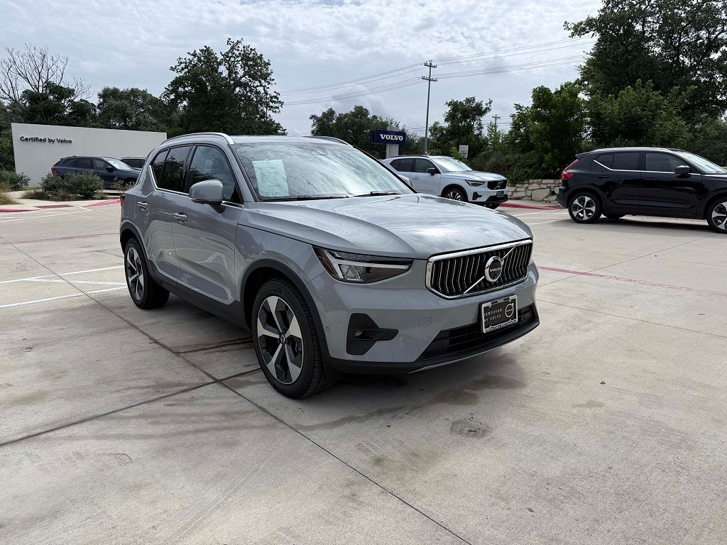 2025 Volvo XC40 B5 Plus Bright