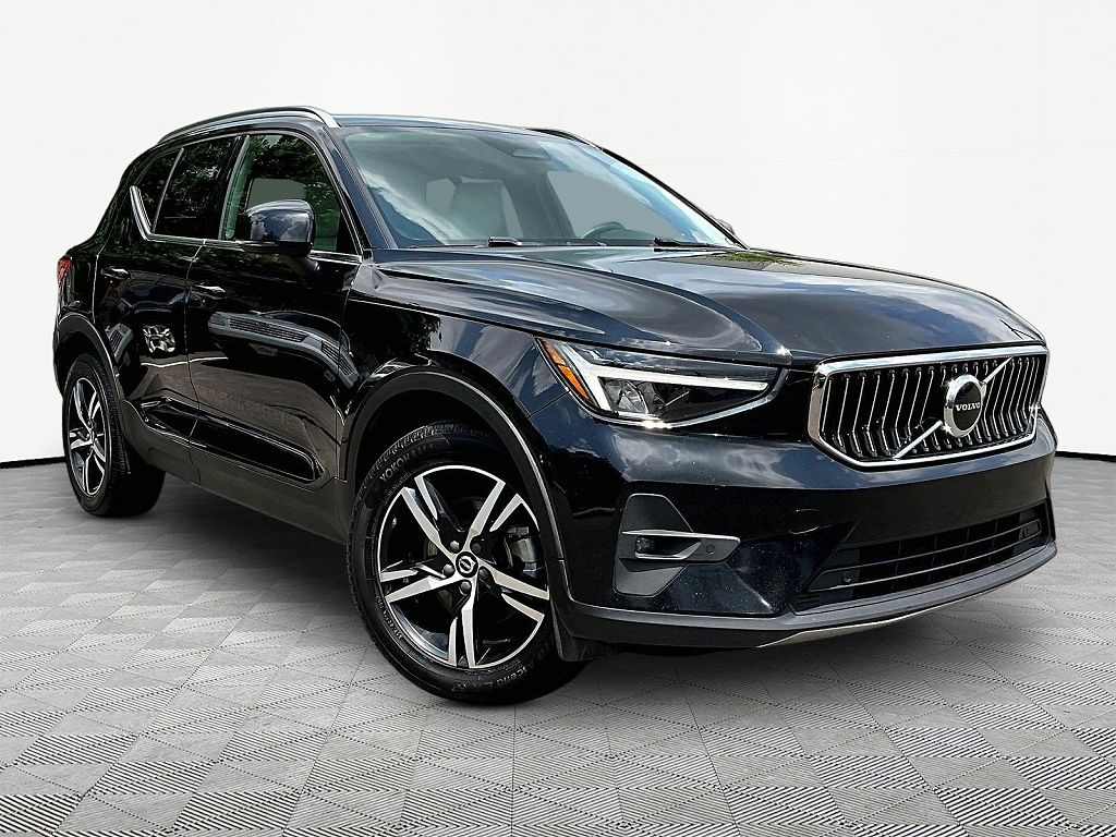 2023 Volvo XC40 B5 AWD Plus Bright