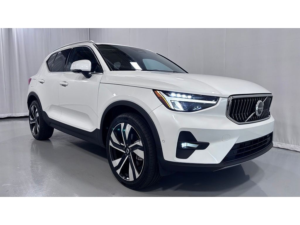 2024 Volvo XC40 B5 Plus Bright