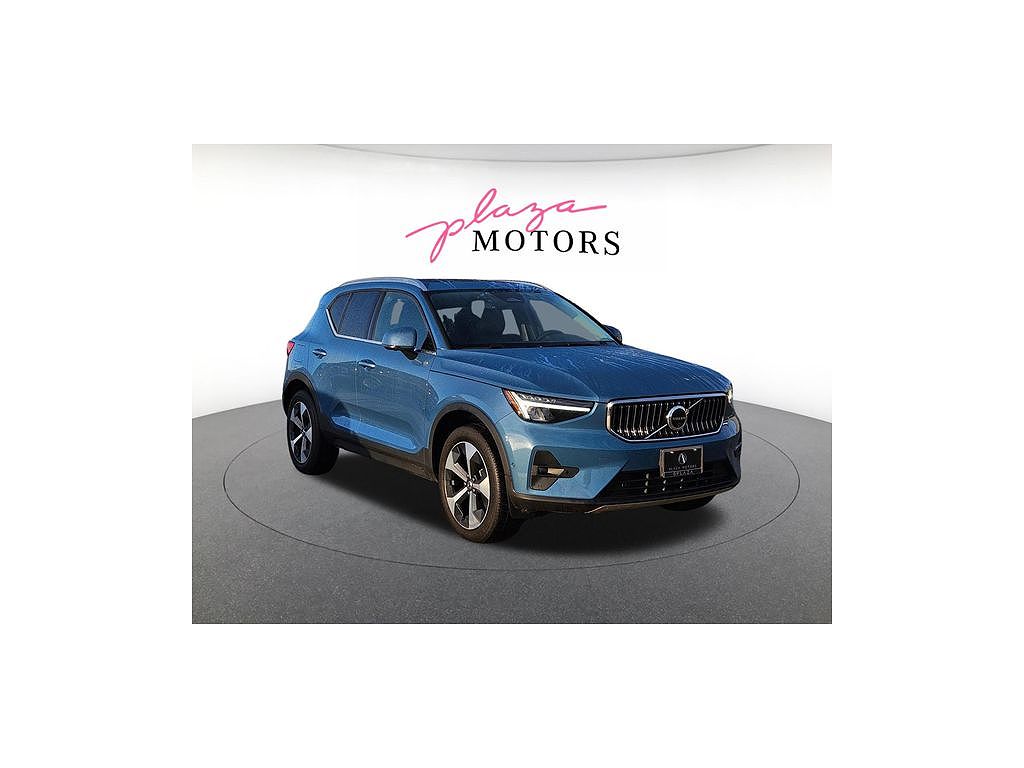 2025 Volvo XC40 B5 Plus Bright