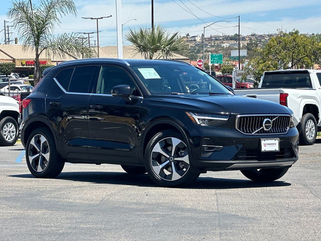 2025 Volvo XC40 B5 Plus Bright