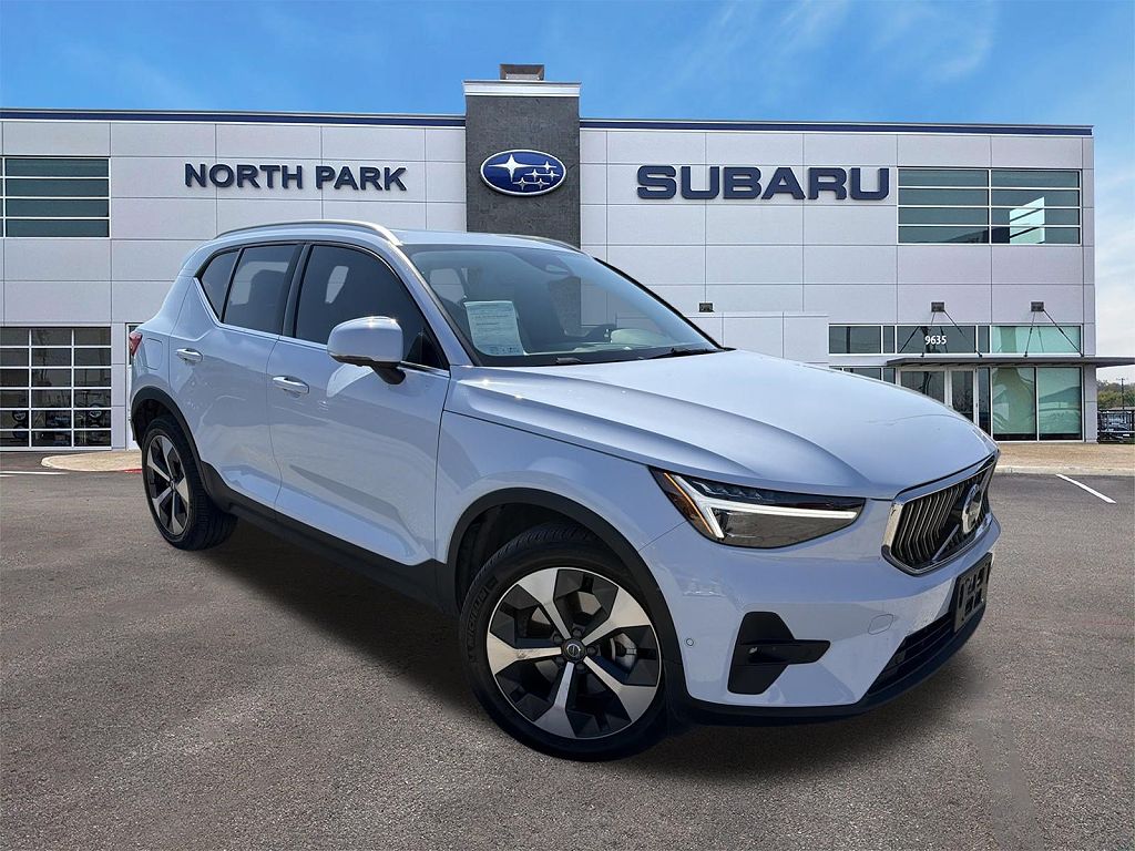 2025 Volvo XC40 B5 Plus Bright Theme