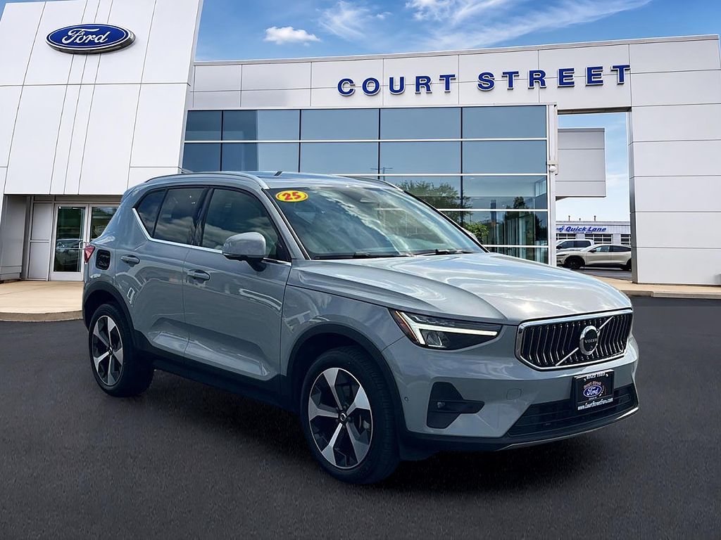2025 Volvo XC40 B5 Plus Bright