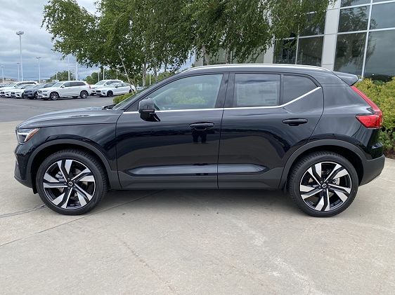 2025 Volvo XC40 B5 Plus Bright
