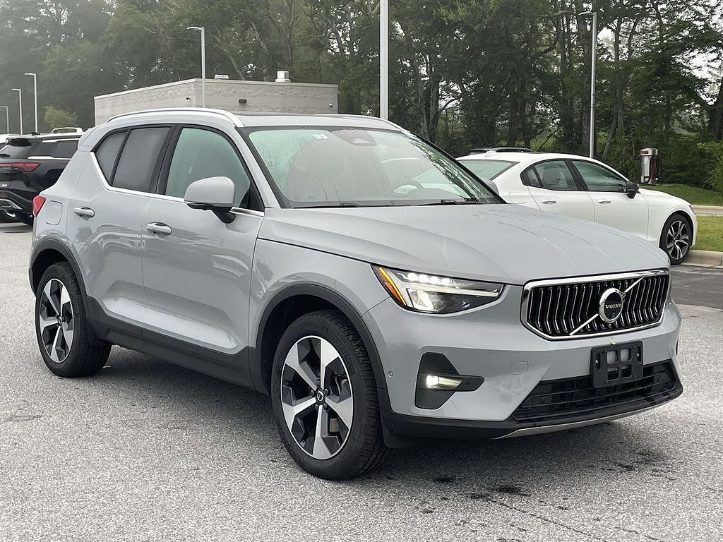 2025 Volvo XC40 B5 Plus Bright