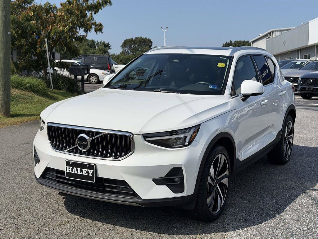 2024 Volvo XC40 B5 Plus Bright Theme