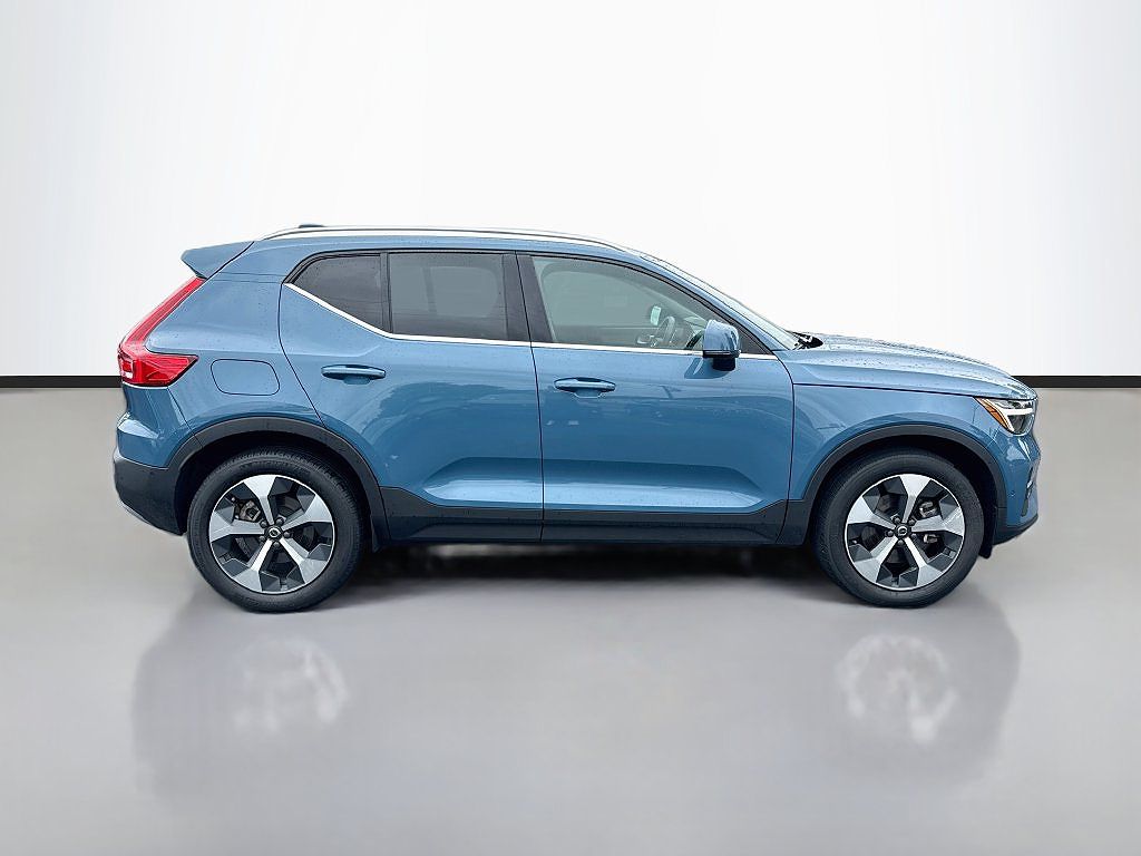 2024 Volvo XC40 B5 Plus Bright