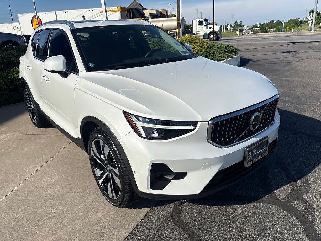 2024 Volvo XC40 B5 Plus Bright