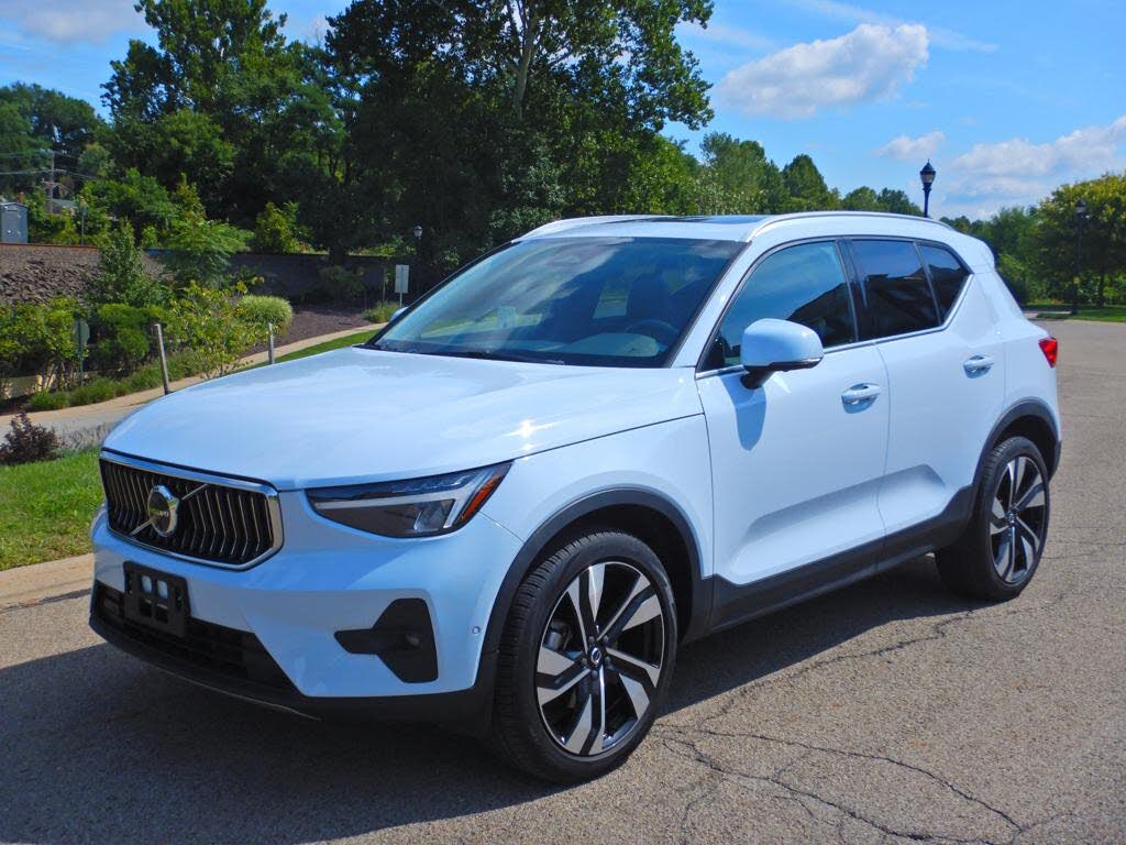 2024 Volvo XC40 B5 Plus Bright
