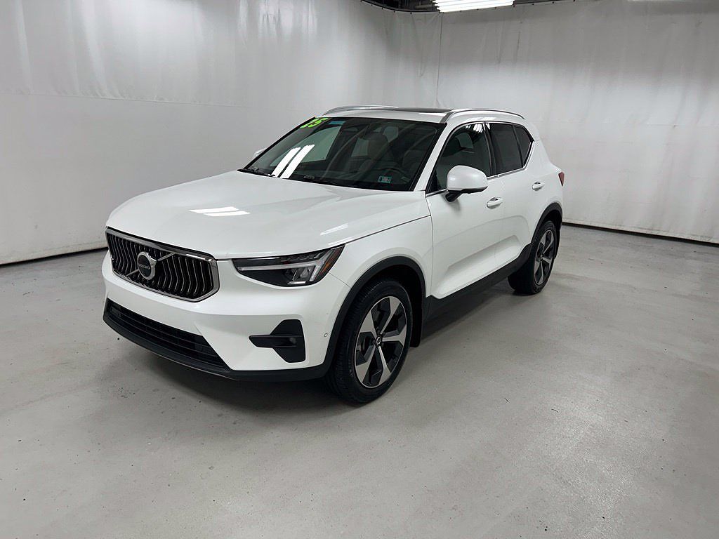 2025 Volvo XC40 Plus Bright Theme