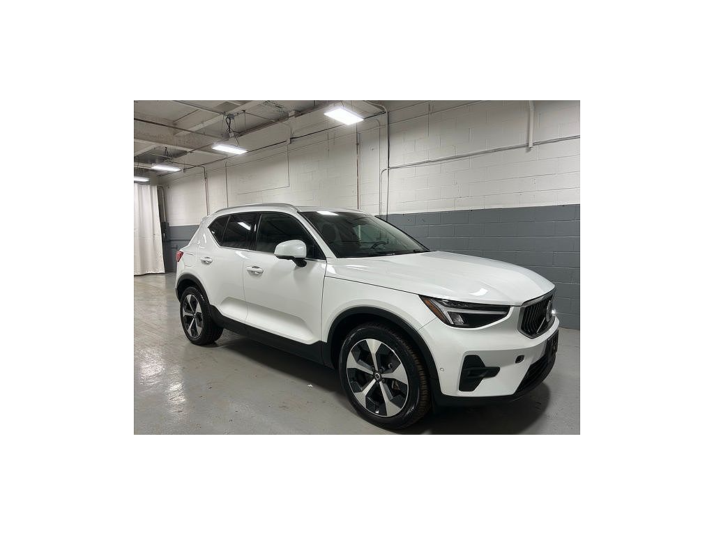 2025 Volvo XC40 B5 Plus Bright