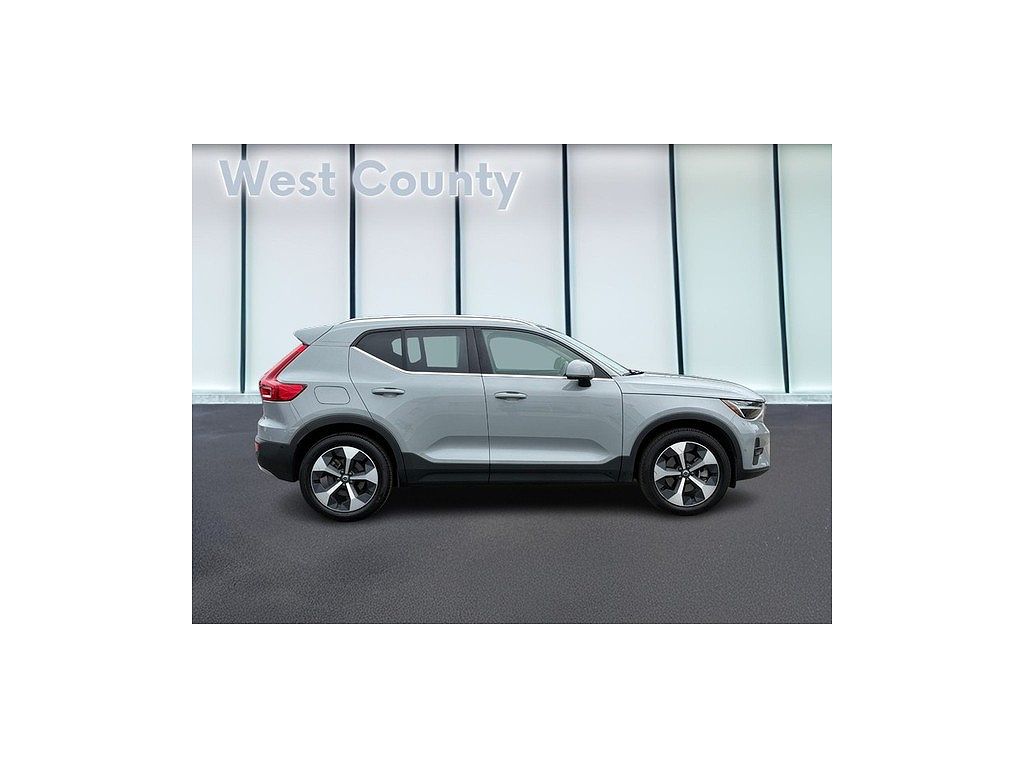 2025 Volvo XC40 B5 Plus Bright