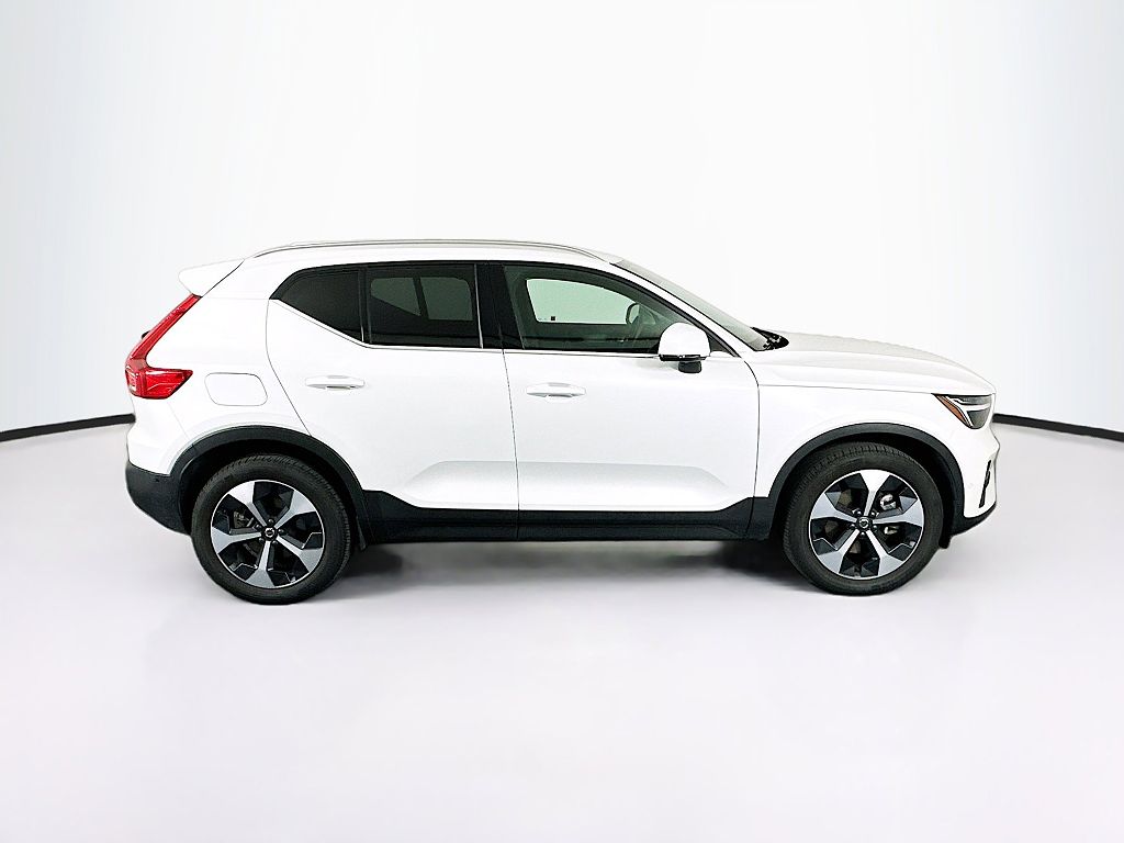 2025 Volvo XC40 B5 Plus Bright