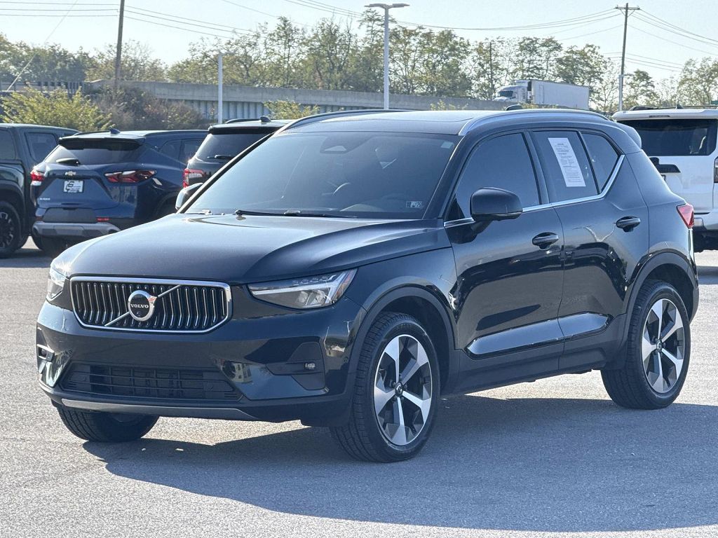 2024 Volvo XC40 B5 Plus Bright