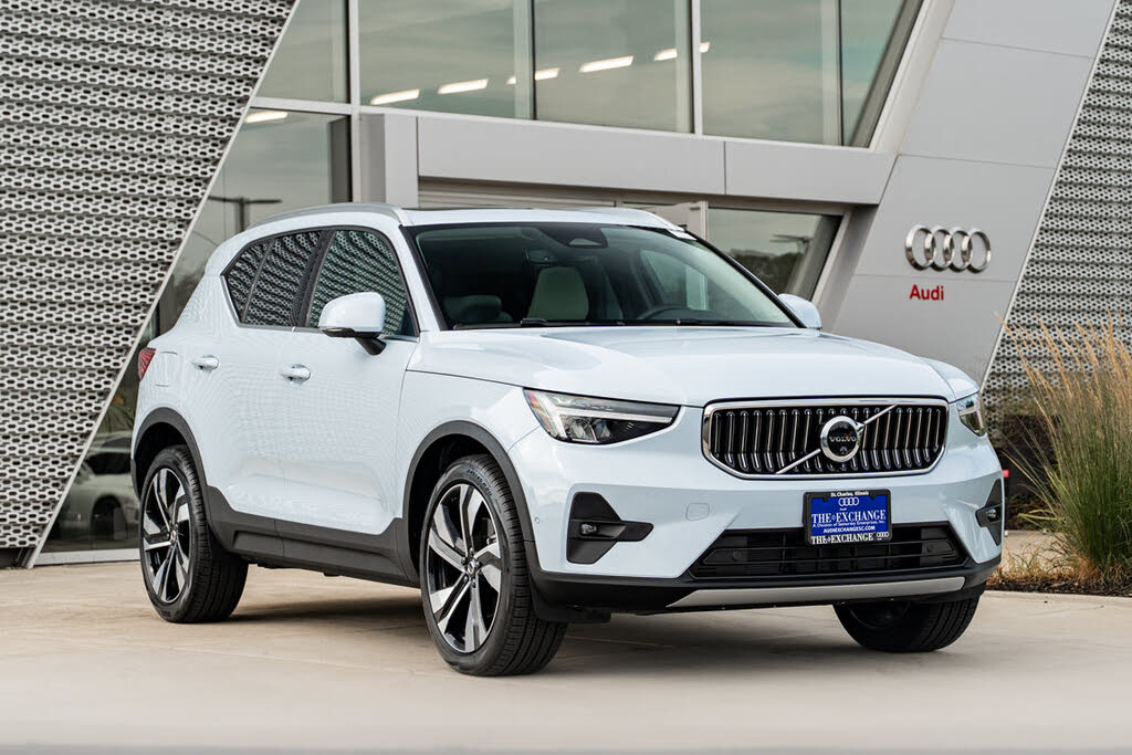 2024 Volvo XC40 B5 Plus Bright