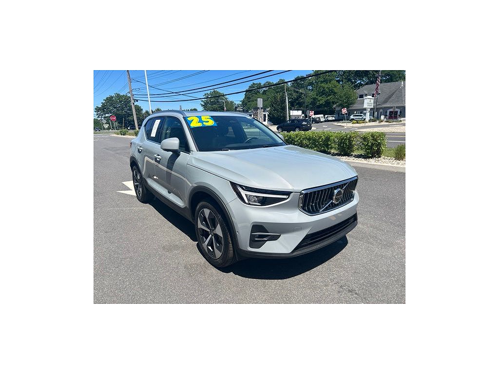 2025 Volvo XC40 B5 Plus Bright