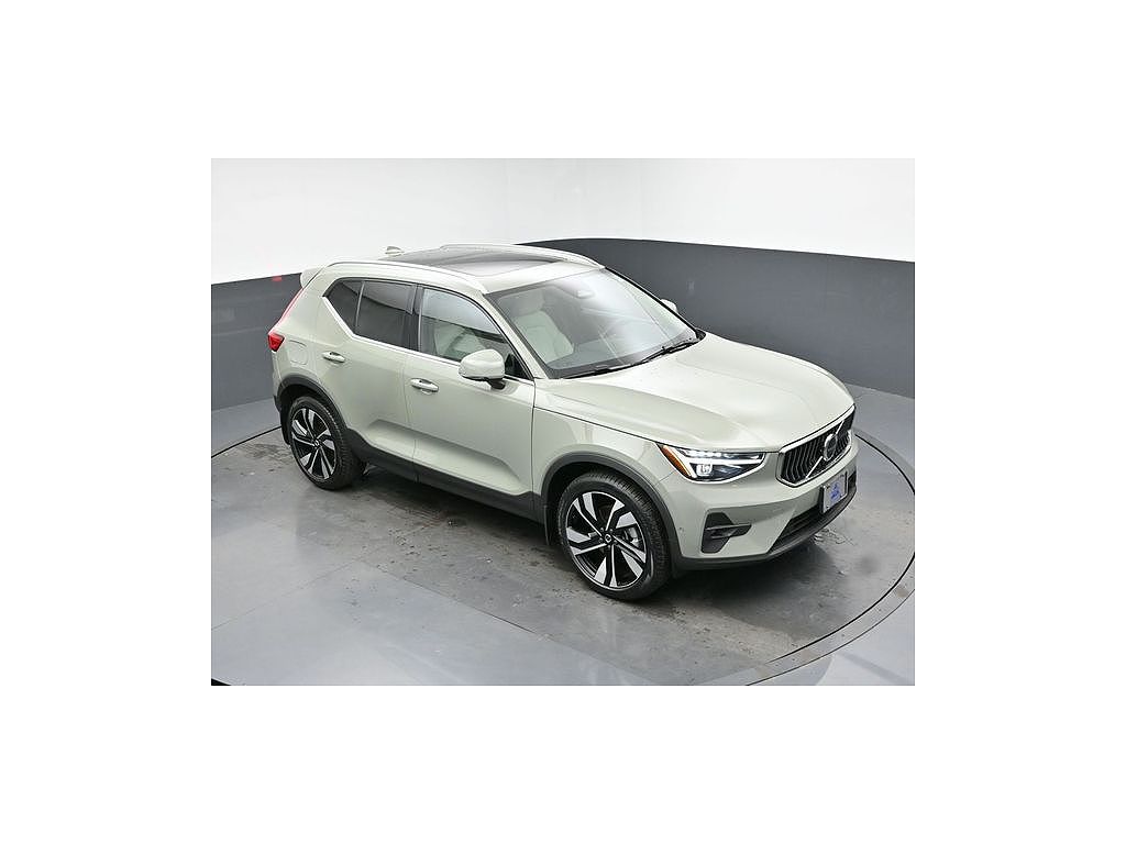 2025 Volvo XC40 B5 Ultra Bright Theme