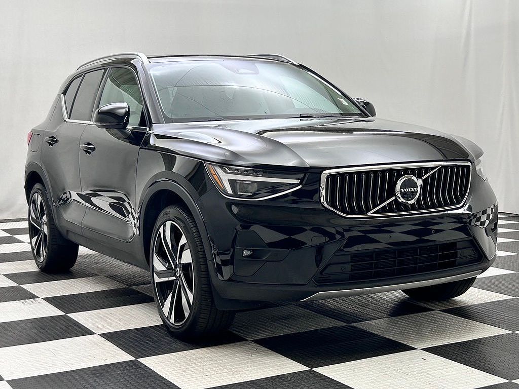 2025 Volvo XC40 B5 Ultra Bright Theme