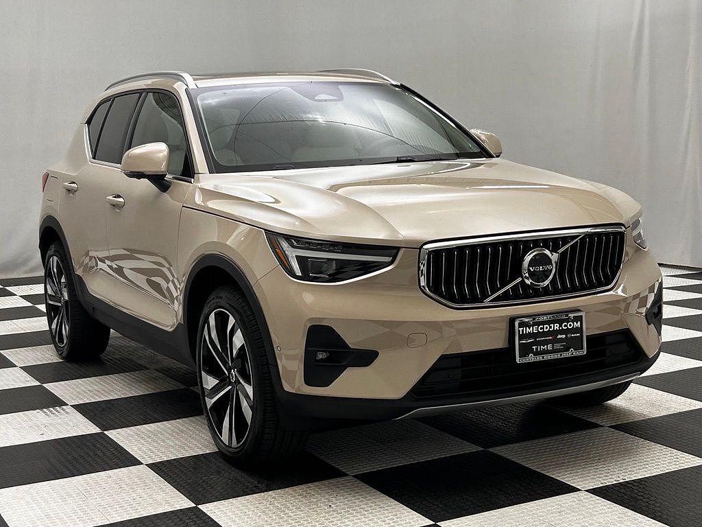 2025 Volvo XC40 B5 Ultra Bright Theme