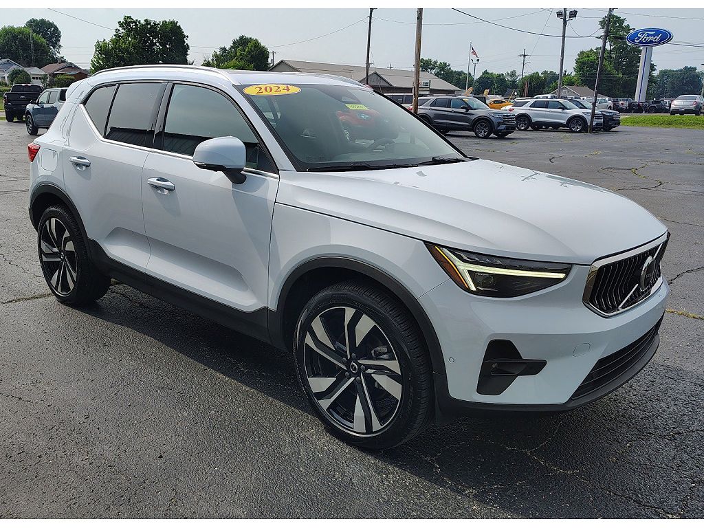 2024 Volvo XC40 B5 Ultimate Bright