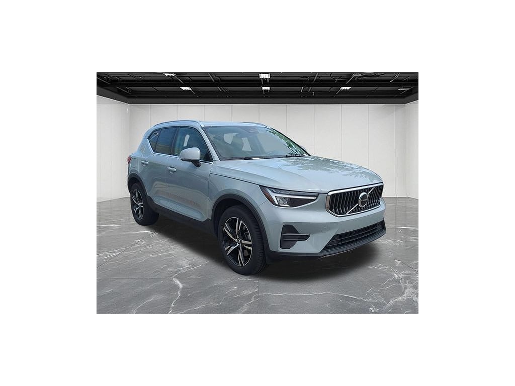 2025 Volvo XC40 B5 Core
