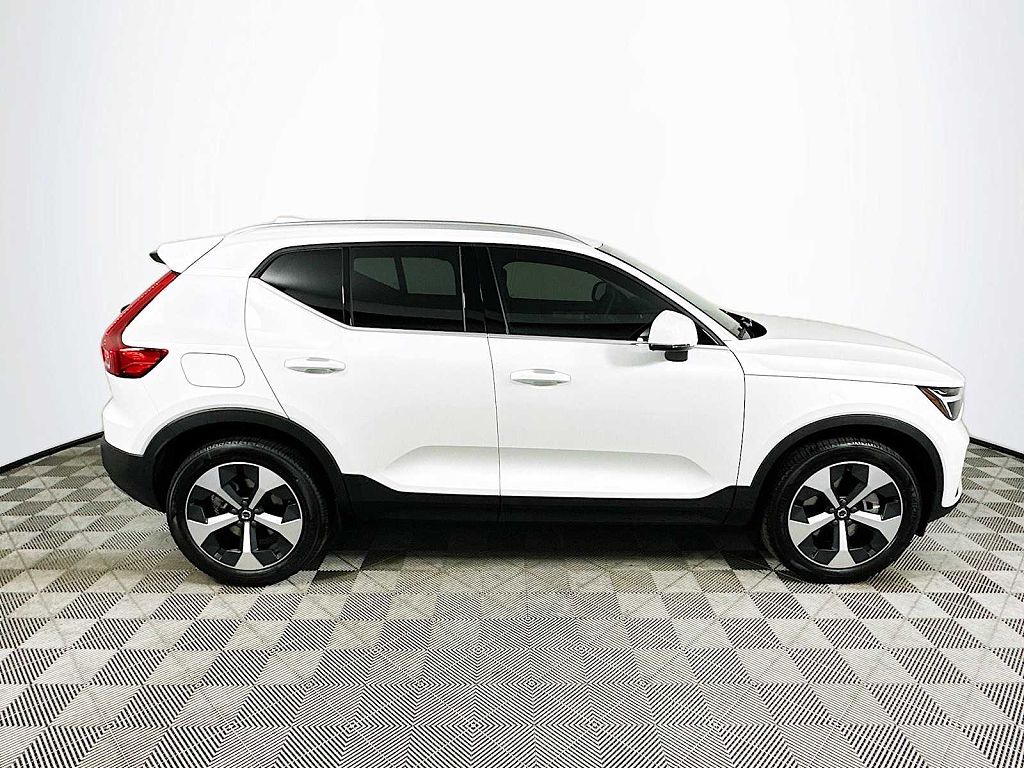 2025 Volvo XC40 B5 Core Bright