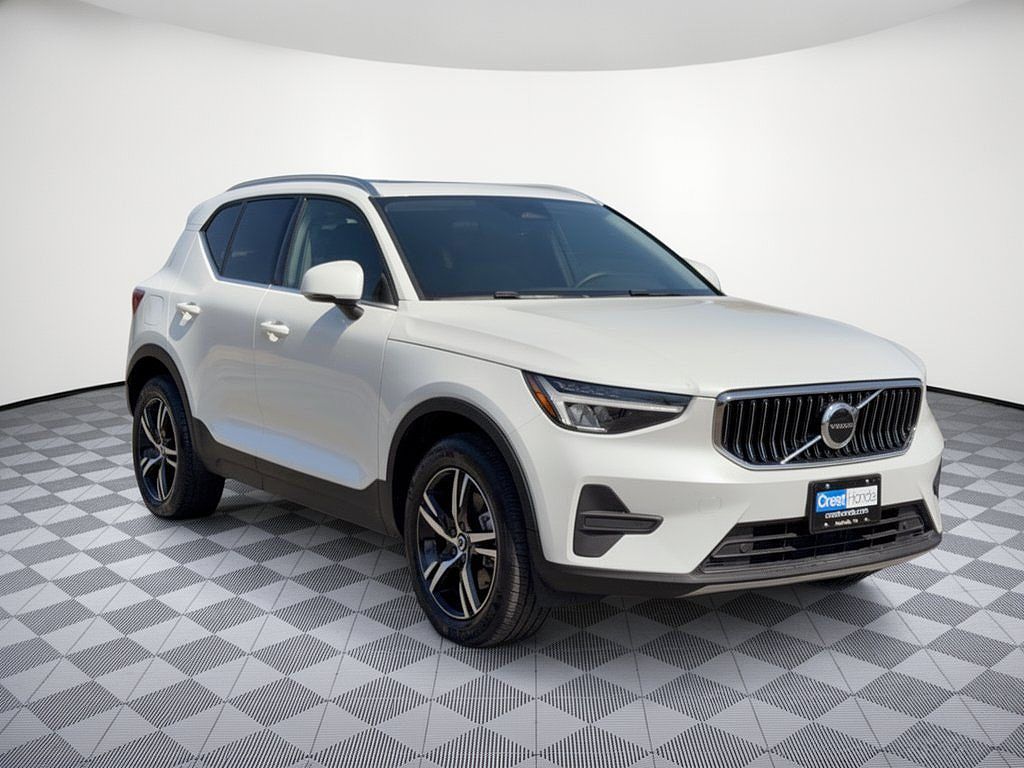 2025 Volvo XC40 Core Bright Theme