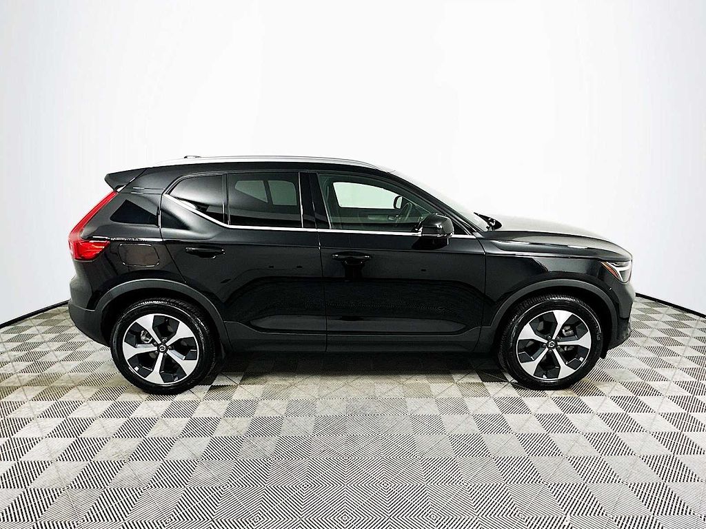 2025 Volvo XC40 B5 Core Bright