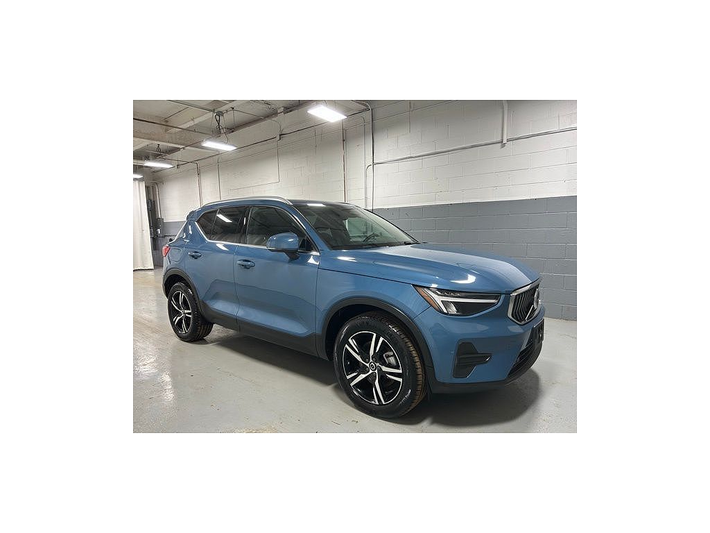 2025 Volvo XC40 B5 Core Bright