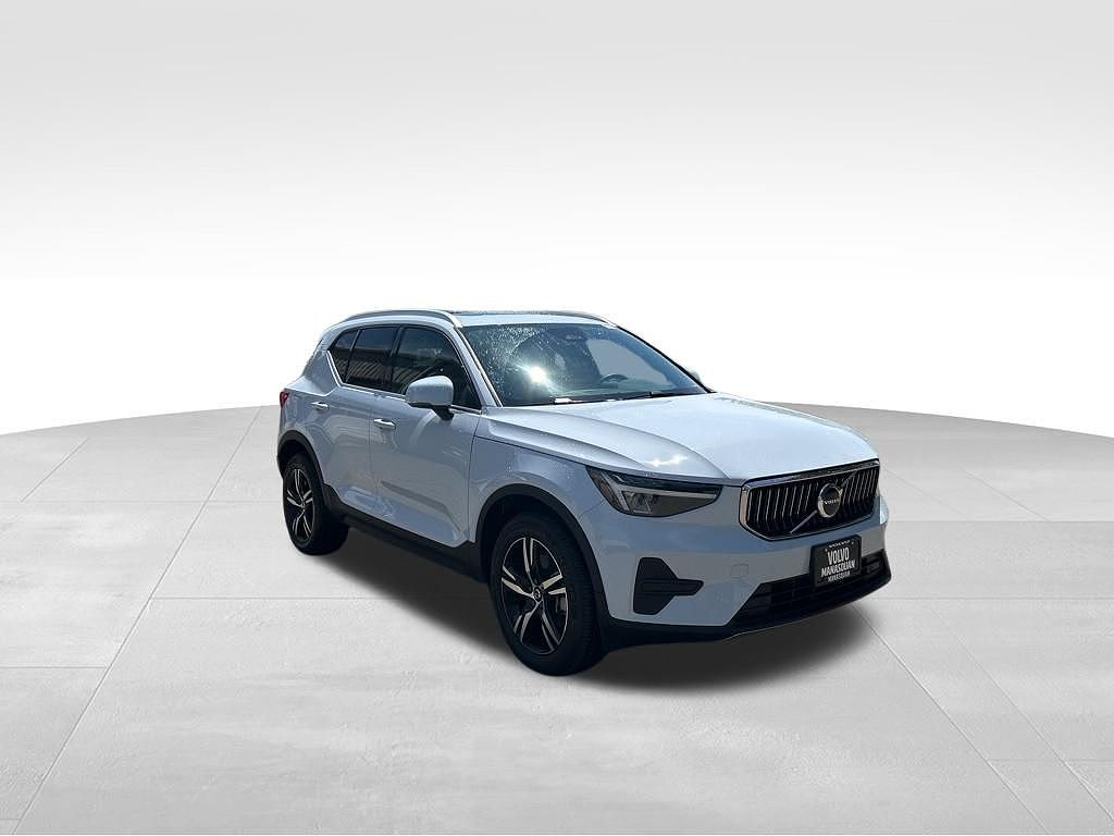 2025 Volvo XC40 B5 Core Bright