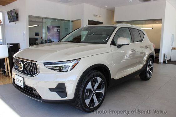 2025 Volvo XC40 B5 Core Bright