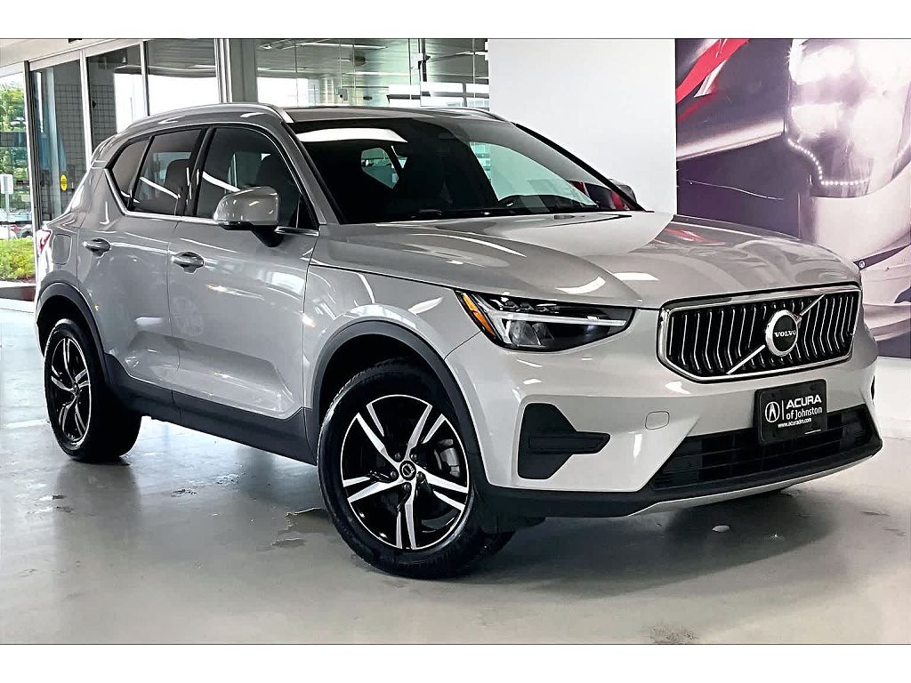 2025 Volvo XC40 B5 Core Bright
