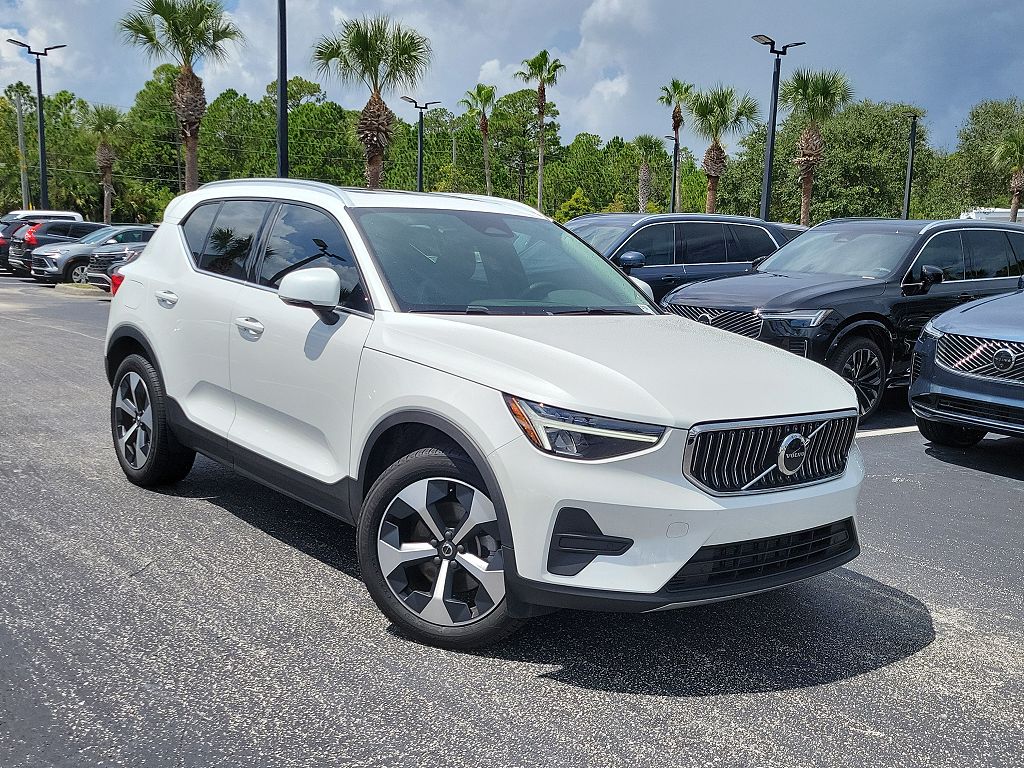 2025 Volvo XC40 B5 Core