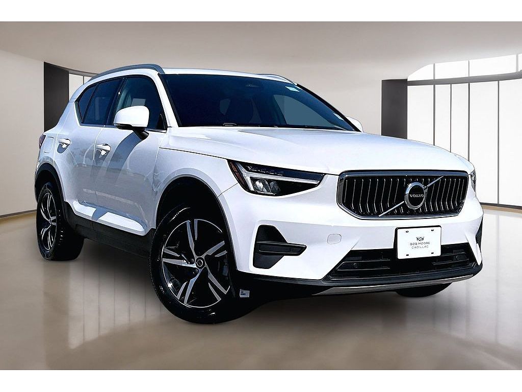 2025 Volvo XC40 B5 Core Bright