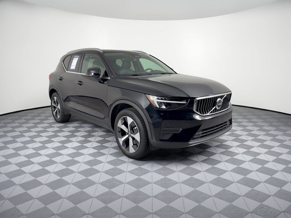 2025 Volvo XC40 B5 Core Bright