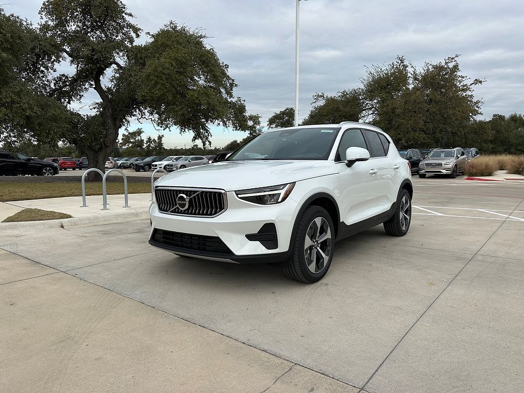 2025 Volvo XC40 B5 Core Bright