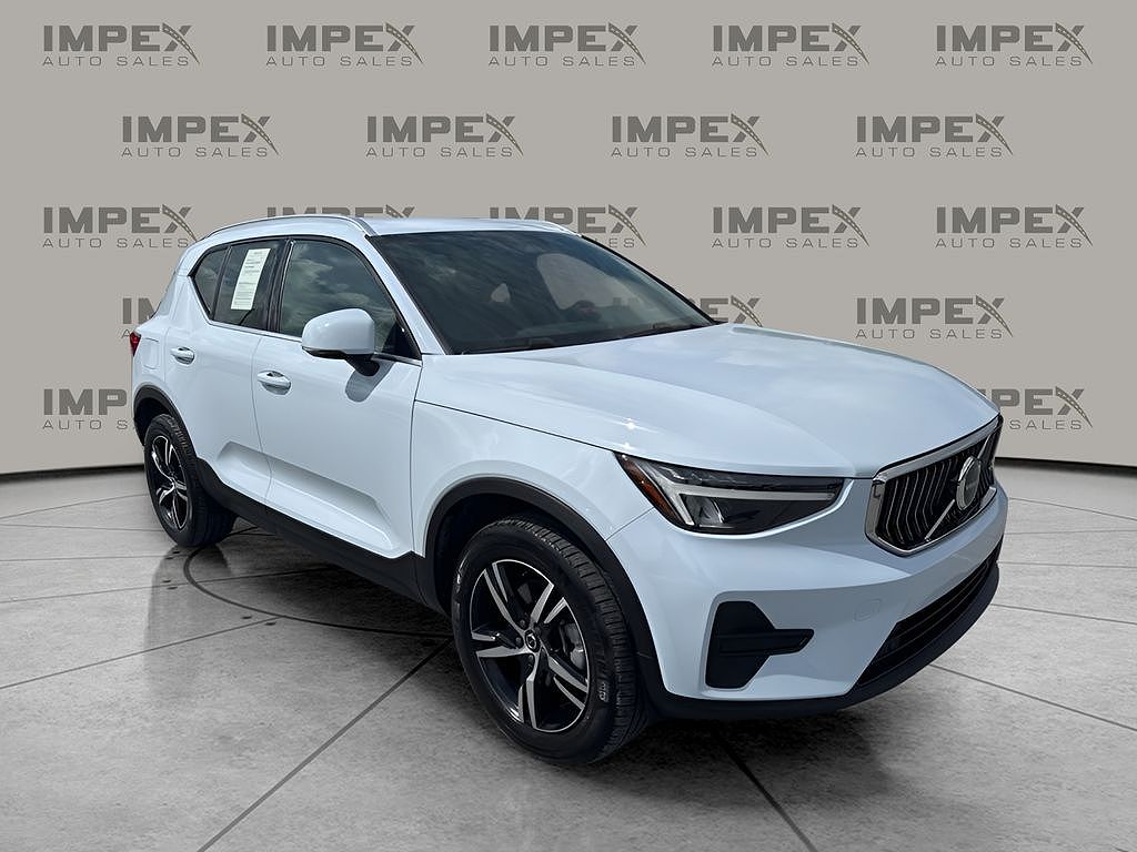 2025 Volvo XC40 B5 Core Bright