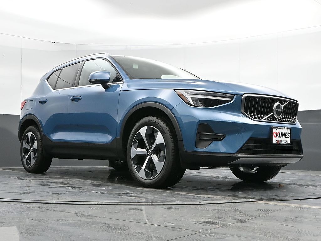 2025 Volvo XC40 B5 Core