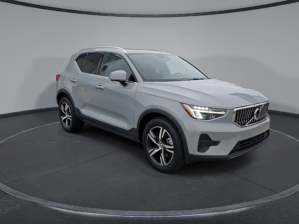 2025 Volvo XC40 B5 Core Bright