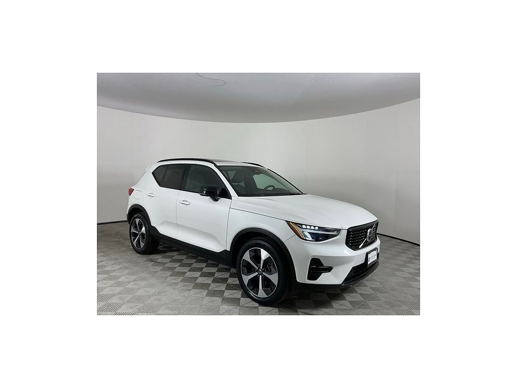 2024 Volvo XC40 B5 Core Dark
