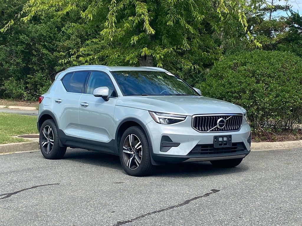 2024 Volvo XC40 B5 Core Dark