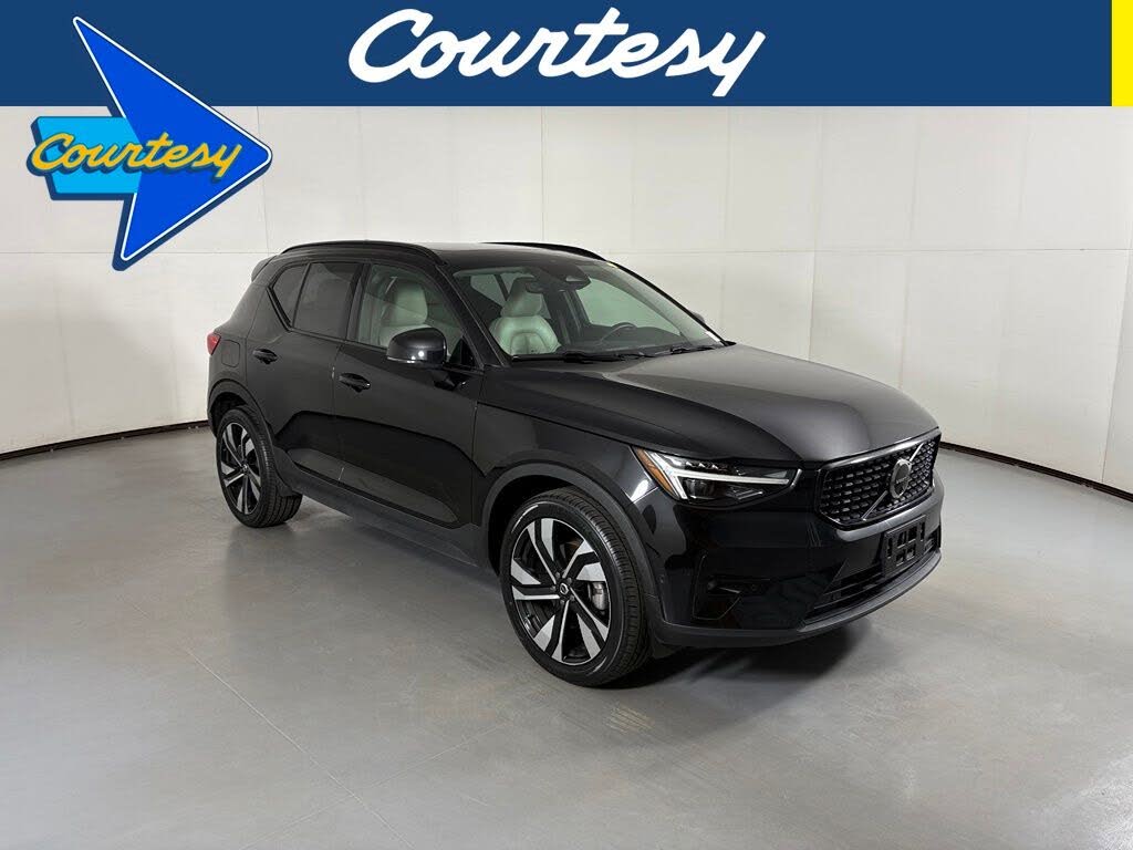 2024 Volvo XC40 B5 Plus Dark