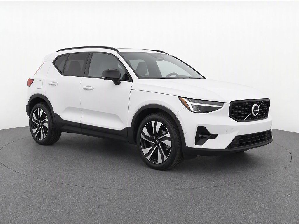 2024 Volvo XC40 B5 Plus Dark