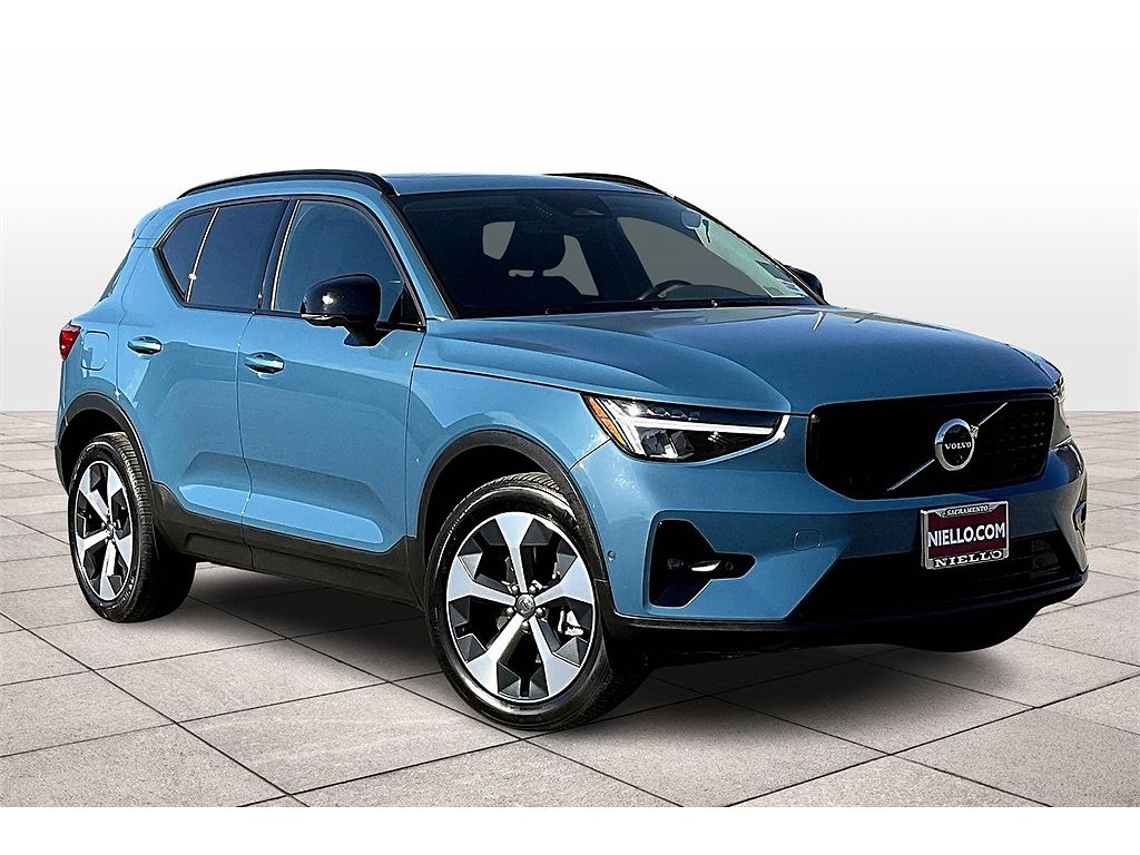 2024 Volvo XC40 B5 Plus Dark