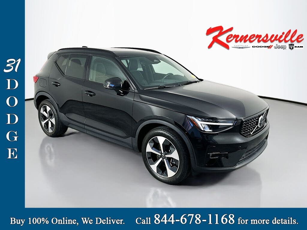 2023 Volvo XC40 B5 Plus Dark Theme